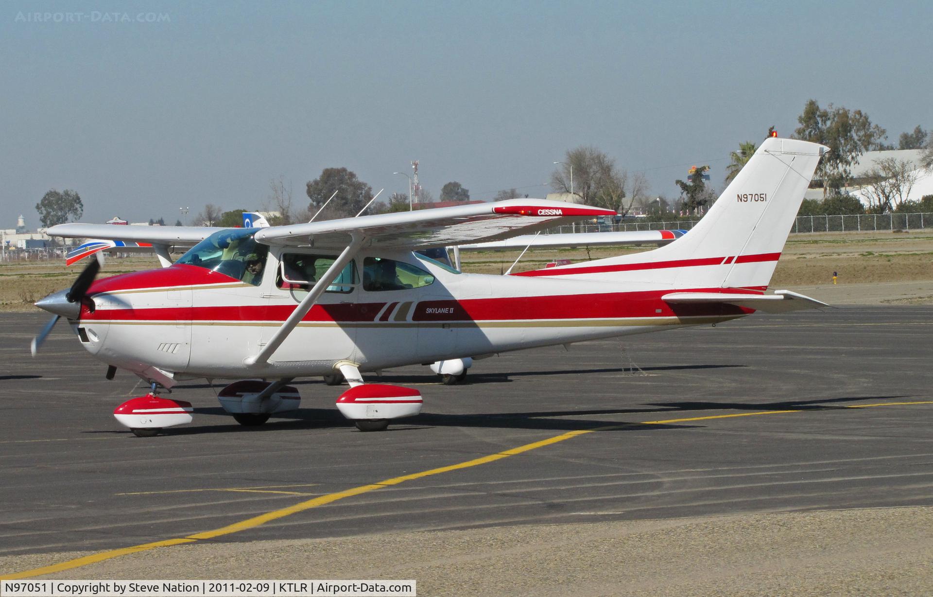 N97051, 1979 Cessna 182Q Skylane C/N 18266955, Celli Construction LLC (Stockton, CA) 1979 Cessna 182Q taxis in @ Tulare, CA for visit to nearby World Ag Expo