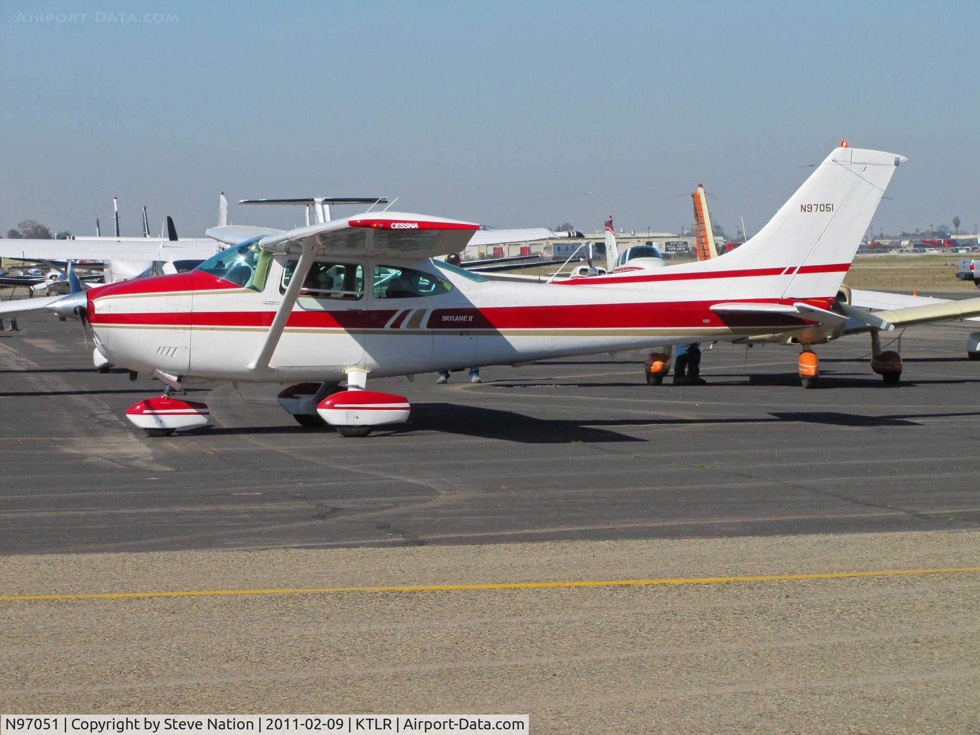 N97051, 1979 Cessna 182Q Skylane C/N 18266955, Celli Construction LLC (Stockton, CA) 1979 Cessna 182Q taxis in @ Tulare, CA for visit to nearby World Ag Expo