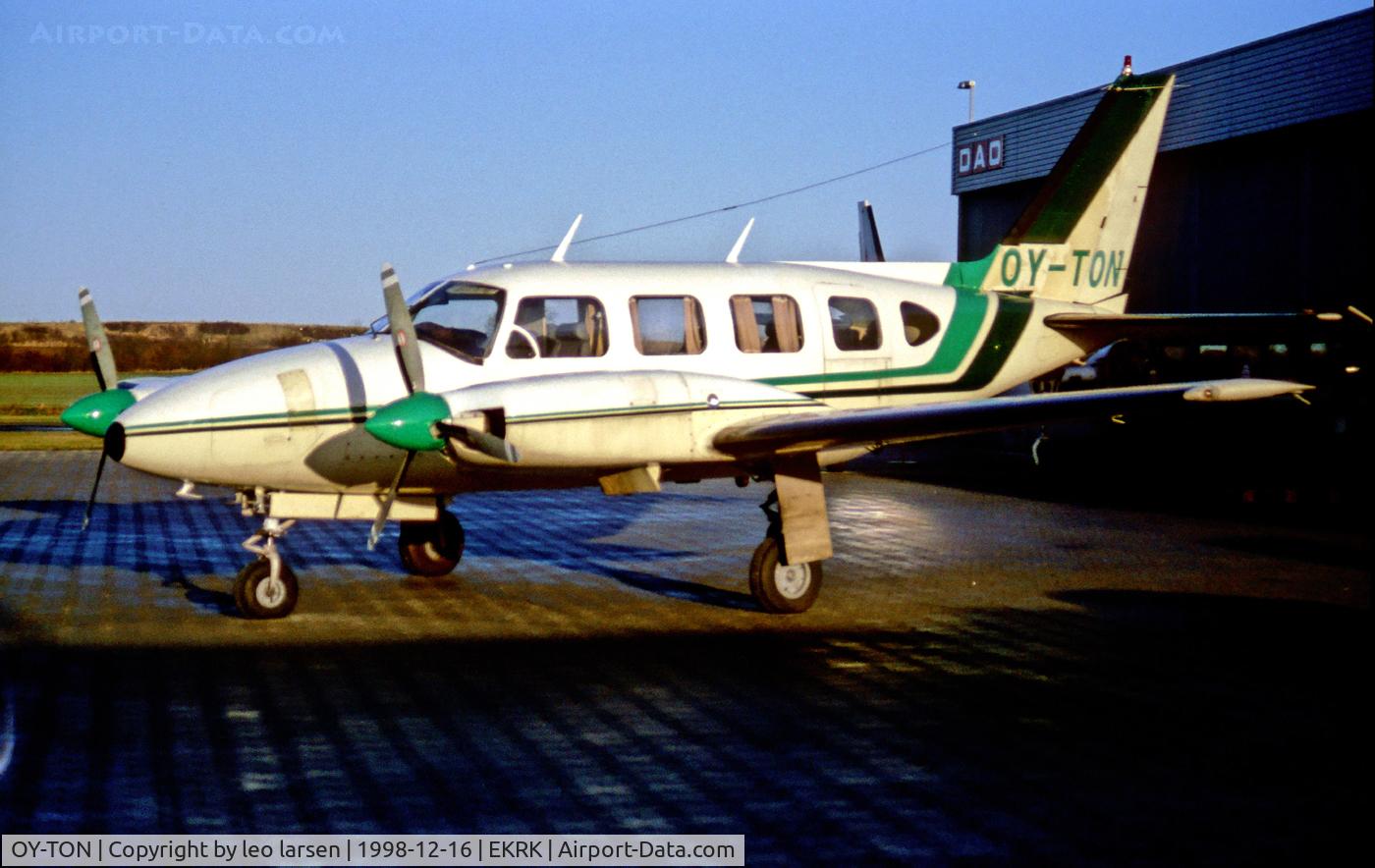 OY-TON, 1969 Piper PA-31-310 Navajo C/N 31-414, Roskilde Denmark 16.12.98