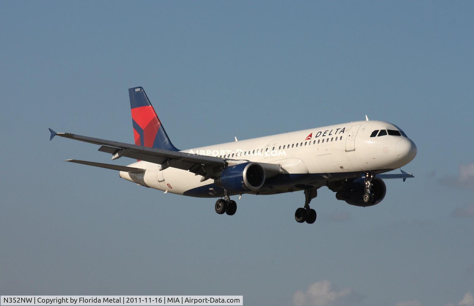 N352NW, 1998 Airbus A320-212 C/N 778, Delta A320 landing on 12