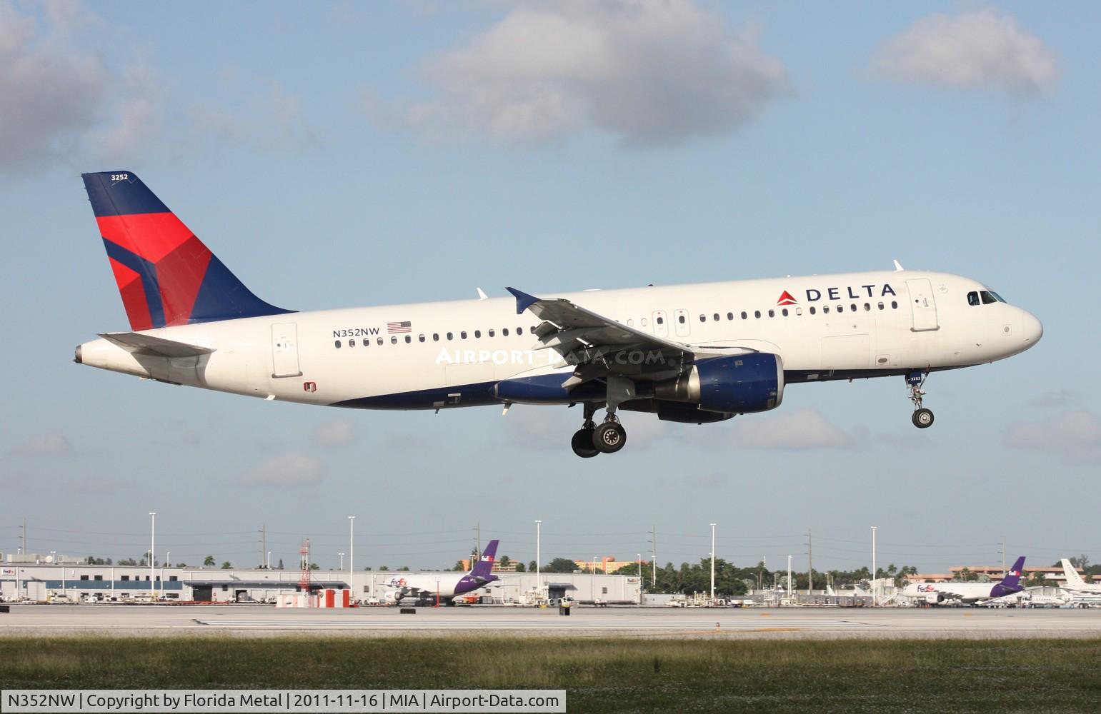 N352NW, 1998 Airbus A320-212 C/N 778, Delta A320 landing on 12