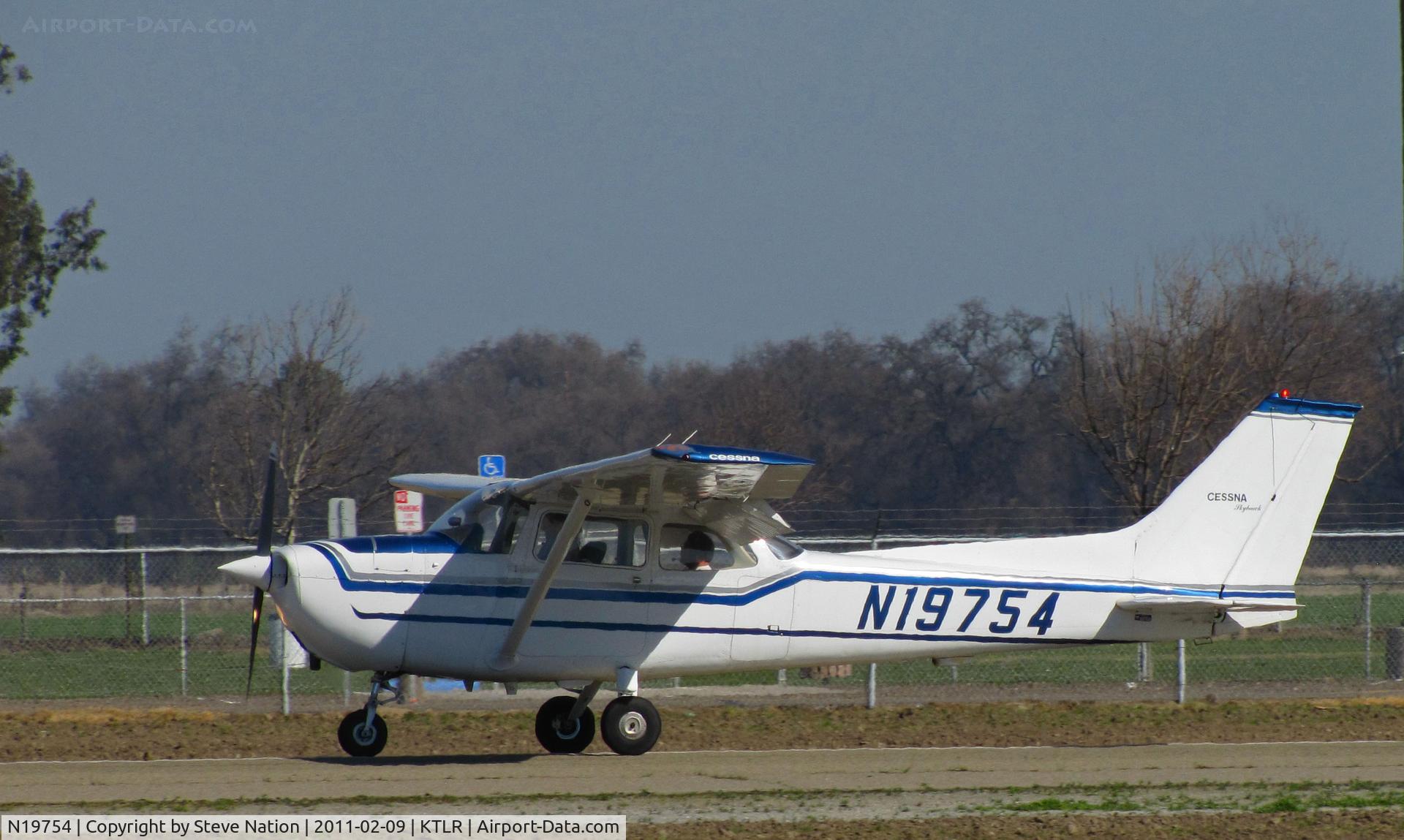 N19754, 1972 Cessna 172L C/N 17260724, Definitely not a 1941 Cessna 172L (!) but a 172L nonetheless touching down @ Tulare, CA