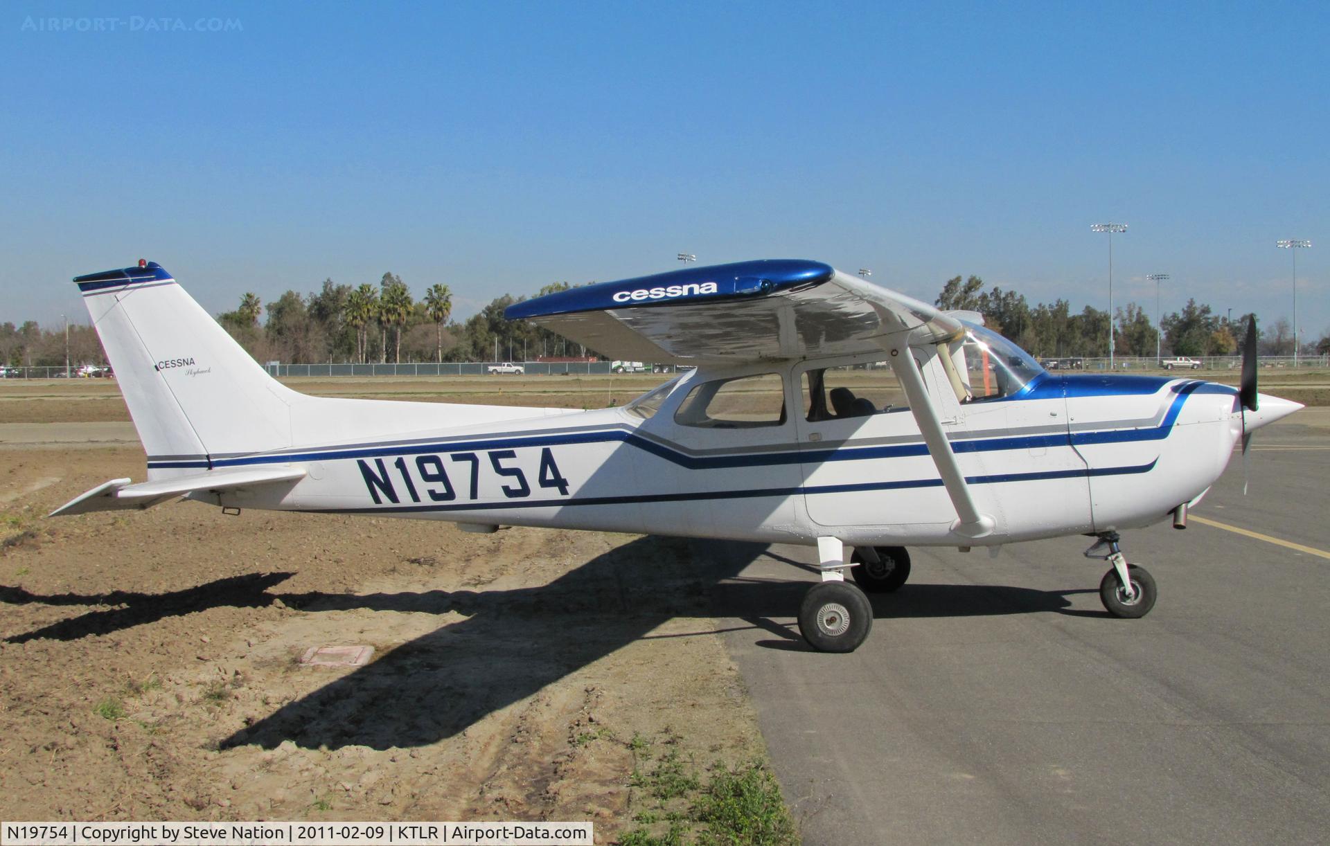 N19754, 1972 Cessna 172L C/N 17260724, Definitely not a 1941 Cessna 172L (!) but a 172L nonetheless visiting @ Tulare, CA