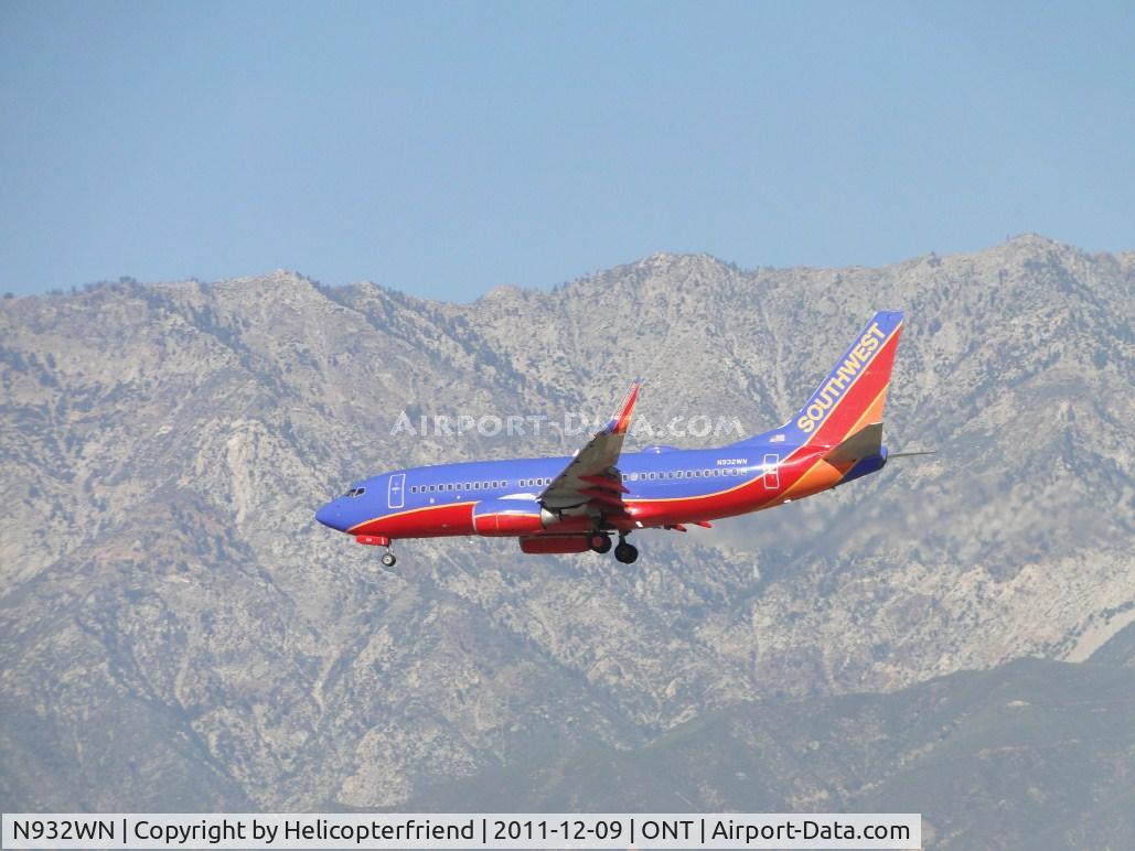 N932WN, 2009 Boeing 737-7H4 C/N 36639, On final for runway 26