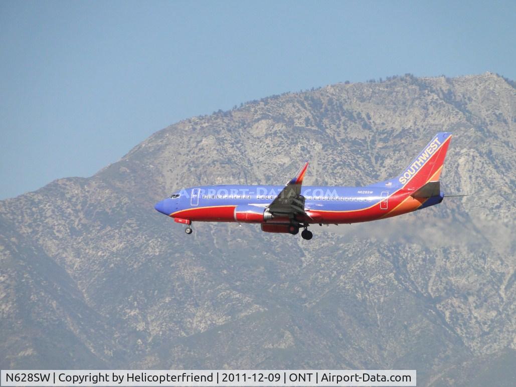 N628SW, 1996 Boeing 737-3H4 C/N 27703, On final for runway 26