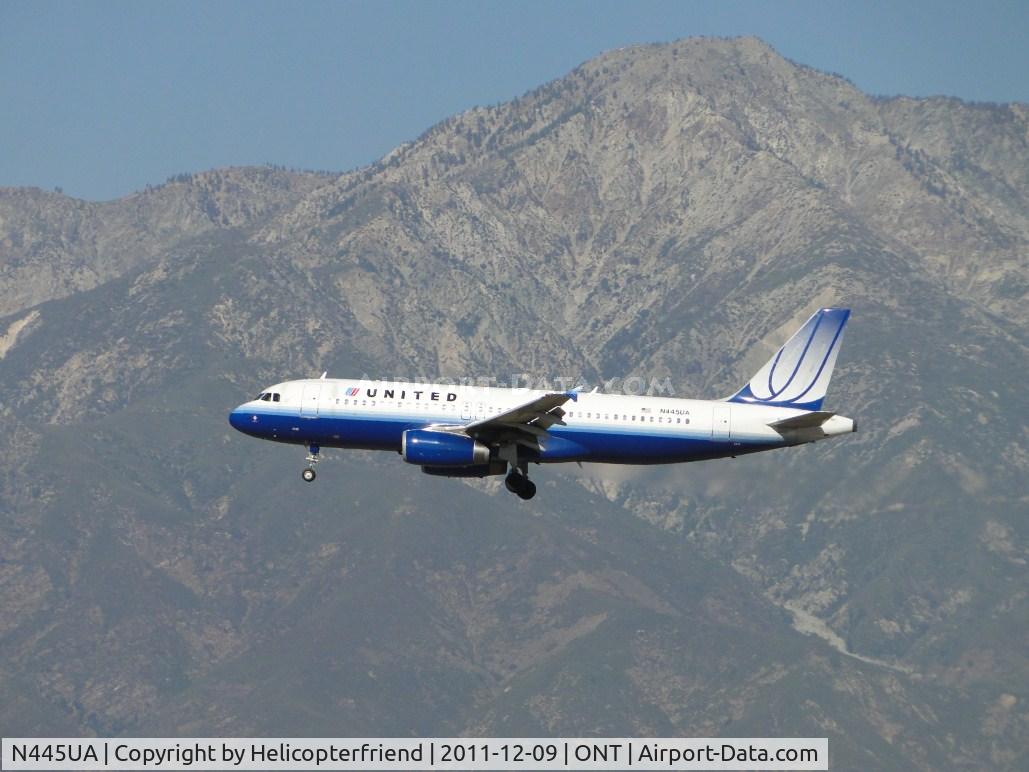 N445UA, 1998 Airbus A320-232 C/N 826, On final for runway 26