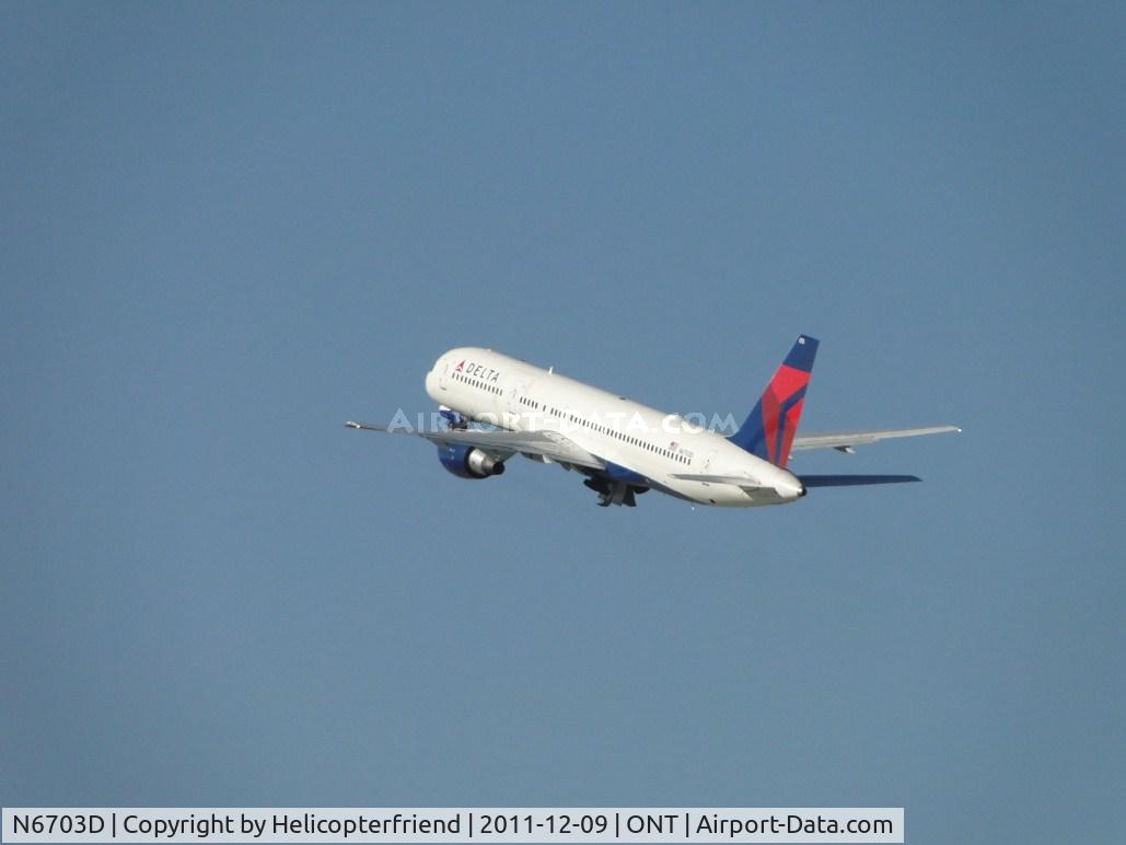 N6703D, 2000 Boeing 757-232 C/N 30234, Recieved new passengers and is headed westbound from runway 26R