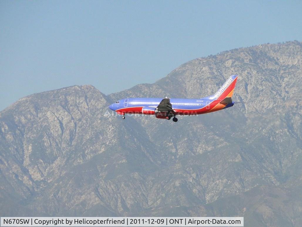 N670SW, 1988 Boeing 737-3G7 C/N 23784, On final for runway 26