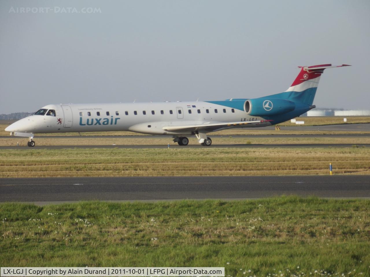 LX-LGJ, 2001 Embraer EMB-145LU (ERJ-145LU) C/N 145395, Heading to runway 09R