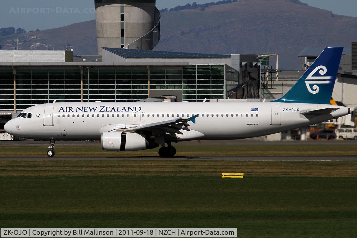 ZK-OJO, 2006 Airbus A320-232 C/N 2663, down onto 02 from BNE