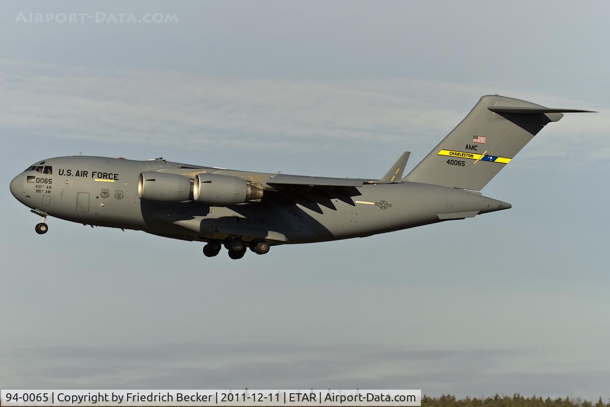 94-0065, 1994 McDonnell Douglas C-17A Globemaster III C/N 50025/F-24, on final