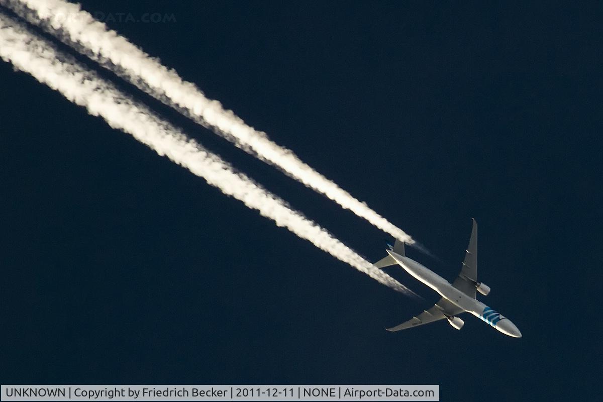 UNKNOWN, Contrails Various C/N Unknown, Egypt Air triple seven cruising north west bound