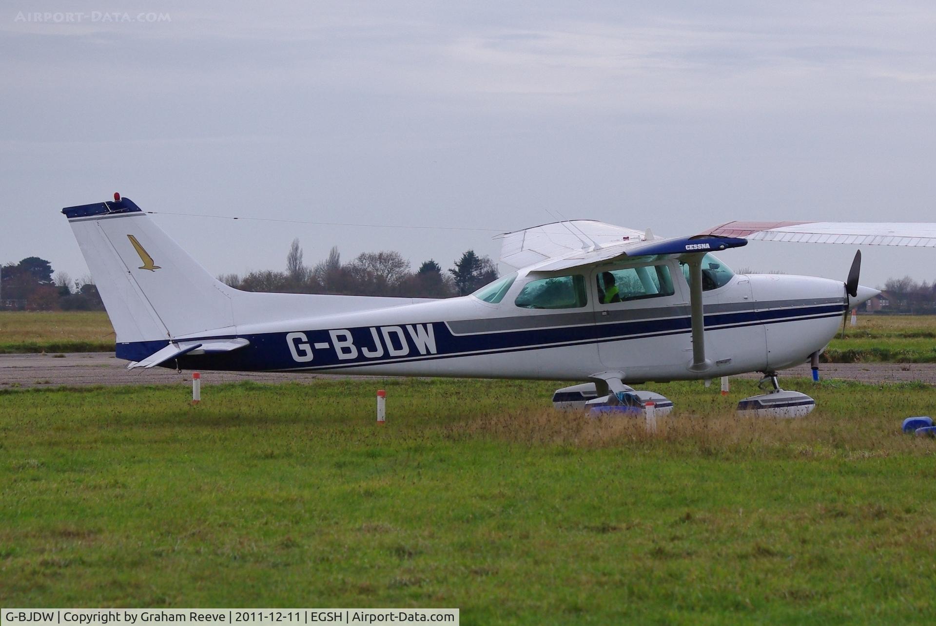 G-BJDW, 1976 Reims F172M Skyhawk Skyhawk C/N 1417, Parked at Norwich.