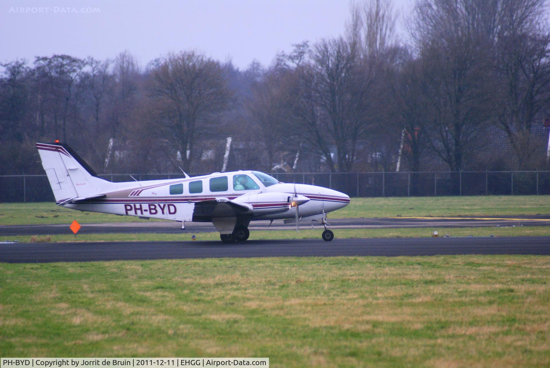 PH-BYD, 1997 Raytheon Aircraft Company 58 C/N TH-1836, PH-BYD backtracking the runway after an IFR flight.