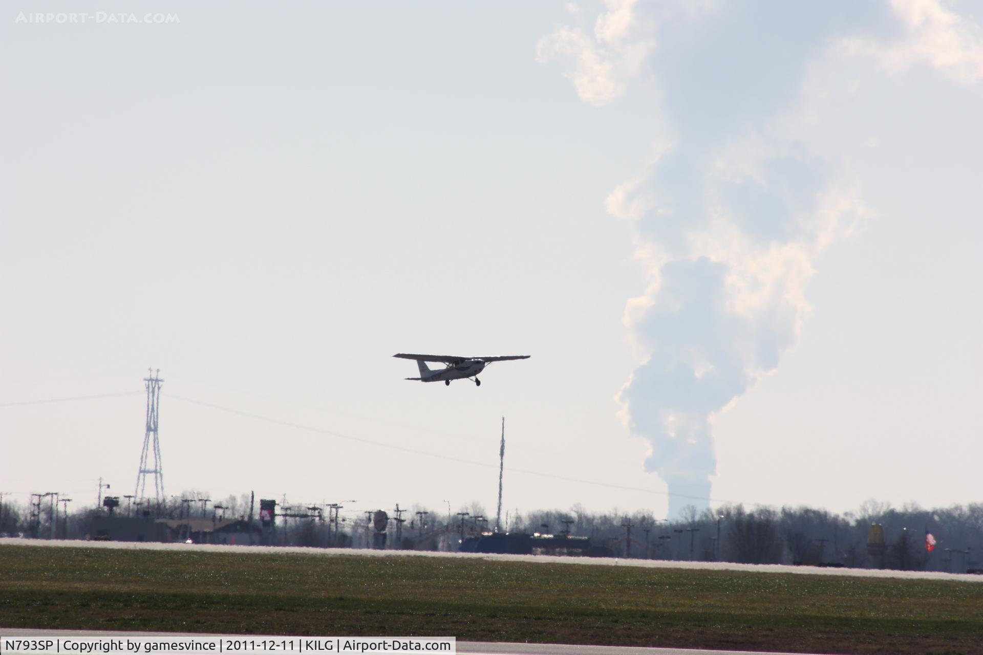 N793SP, 2001 Cessna 172S C/N 172S8718, Departing runway 32