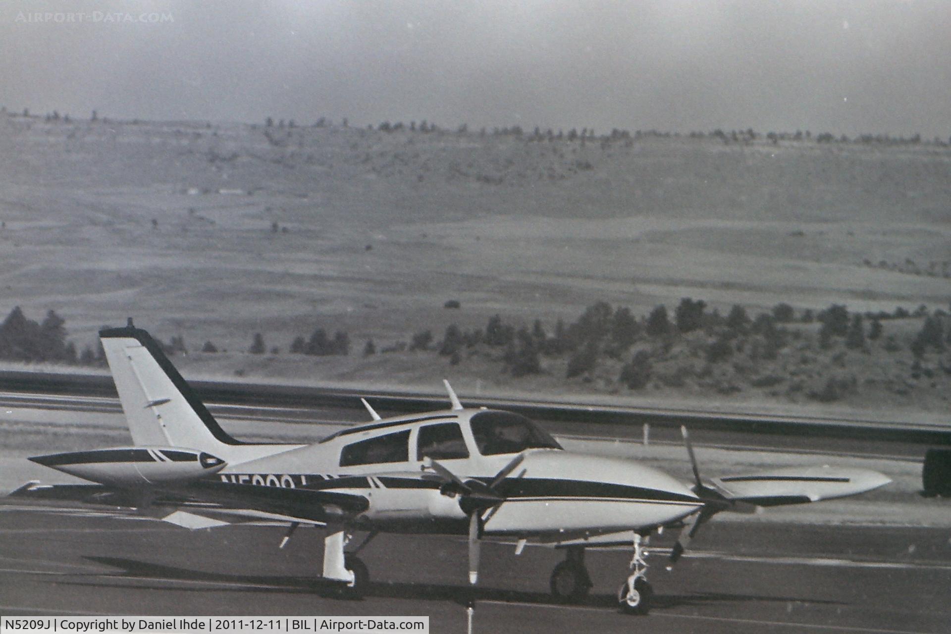 N5209J, 1977 Cessna 310R C/N 310R1000, Cessna 310 @ BIL