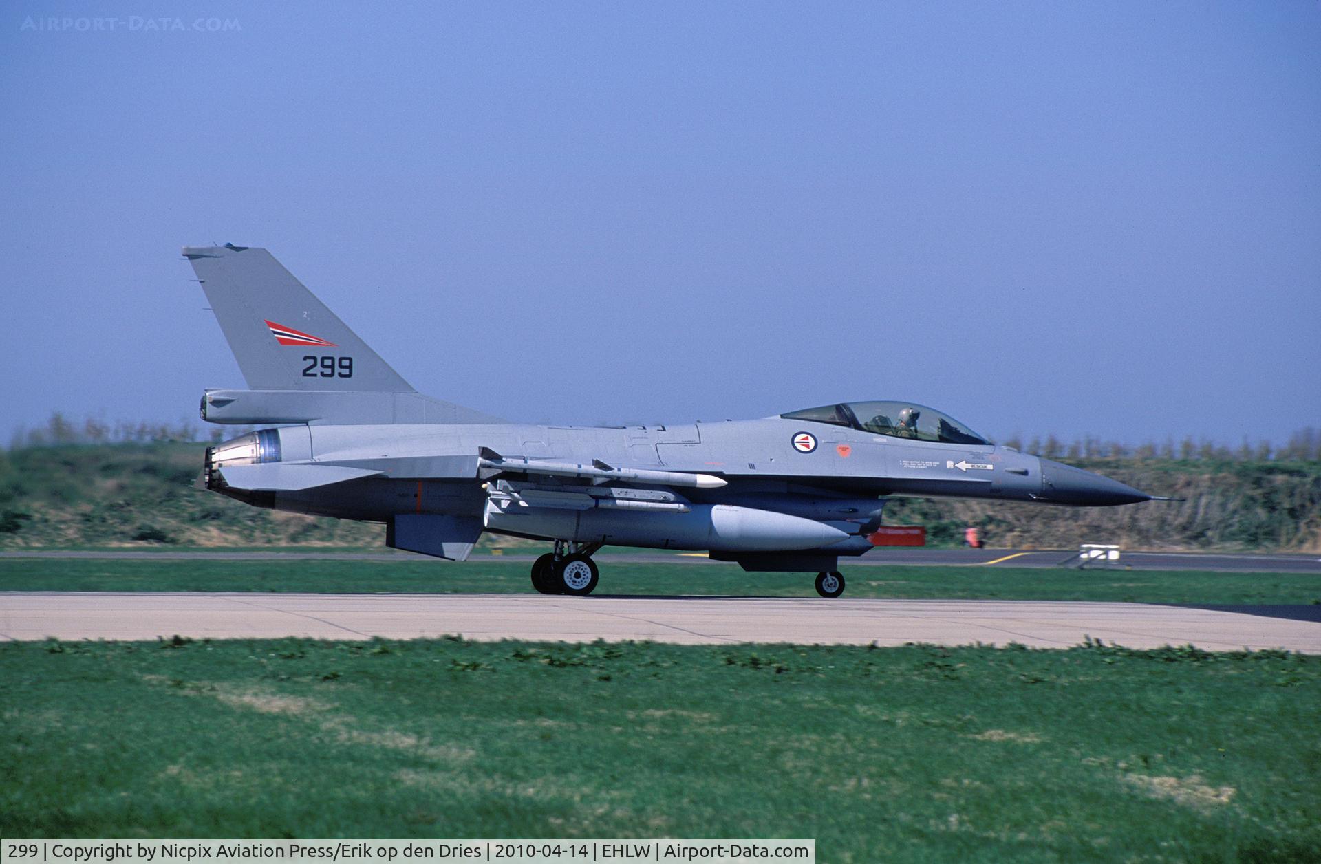 299, 1980 Fokker F-16AM Fighting Falcon C/N 6K-28, Armed with liove missiles is this Norwegian AF to be seen on take off at Leeuwarden AB during the exercide Frisian Flag 2010.