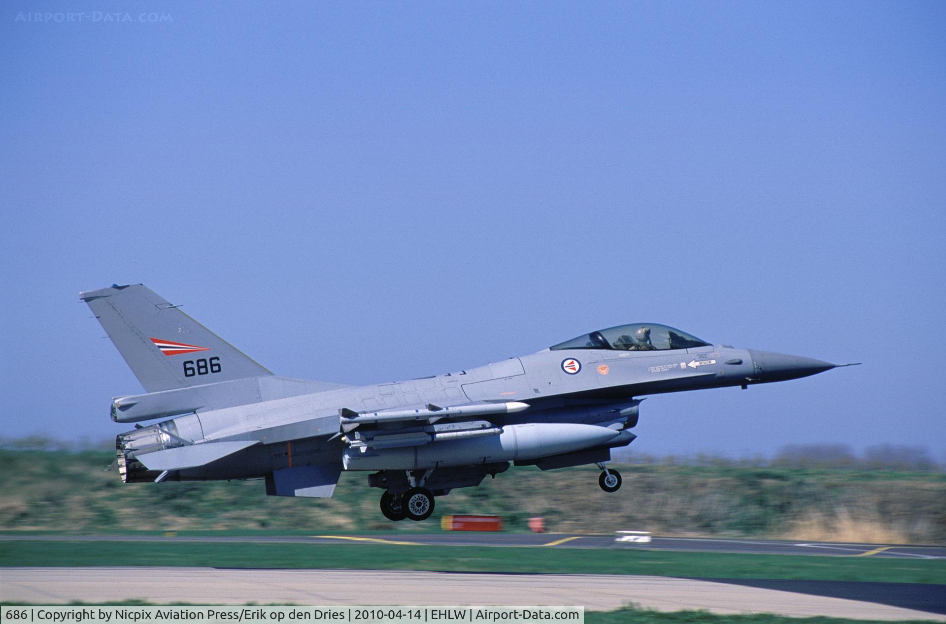 686, General Dynamics F-16AM Fighting Falcon C/N 6K-58, Norwegian AF F-16AM 686 seconds before touching the runway of Leeuwarden AB during the exercise Frisian Flag 2010.