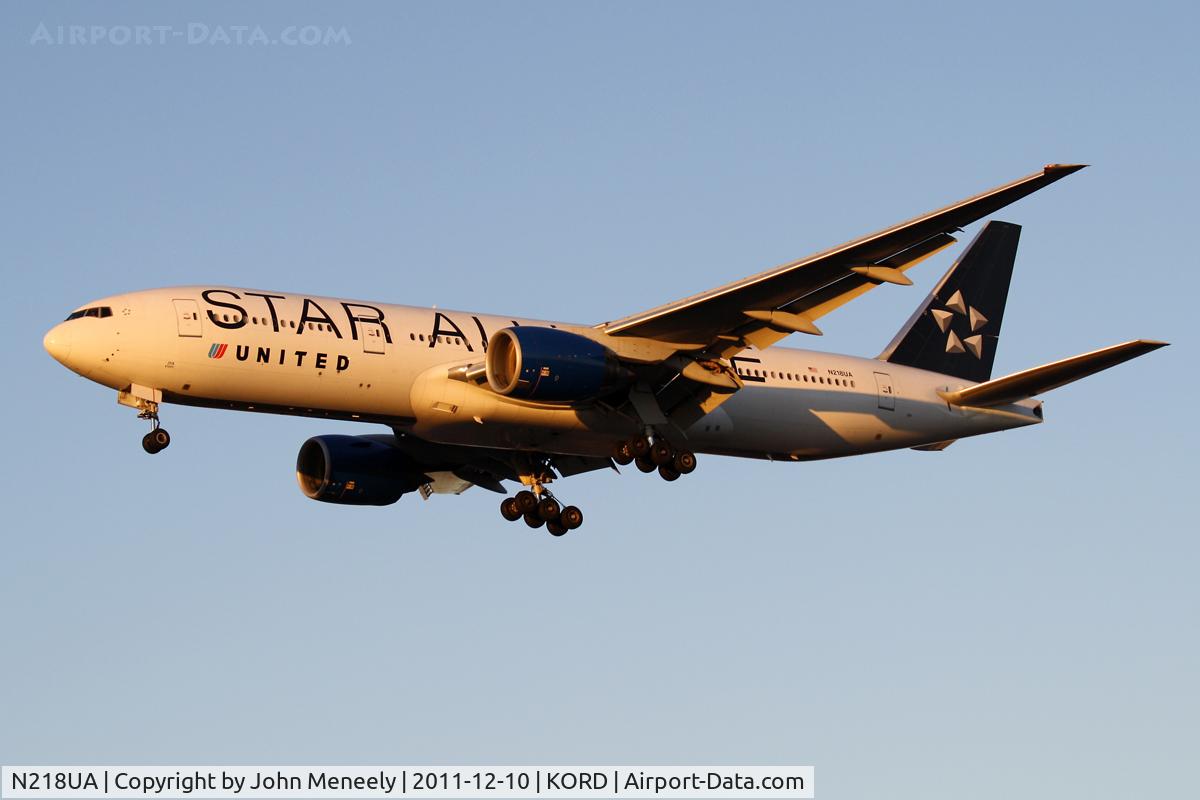 N218UA, 2001 Boeing 777-222 C/N 30222, Short final for 28 - just before sunset