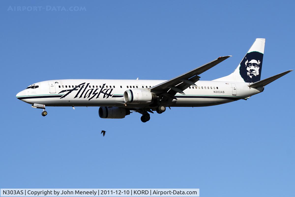 N303AS, 2001 Boeing 737-990 C/N 30016, Short final for 28