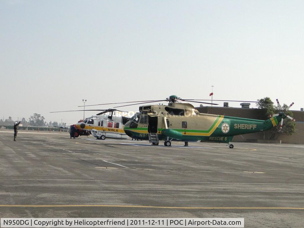 N950DG, Sikorsky UH-3H Sea King C/N 149724, Starting up with a crew member standing just outside main rotor turning area