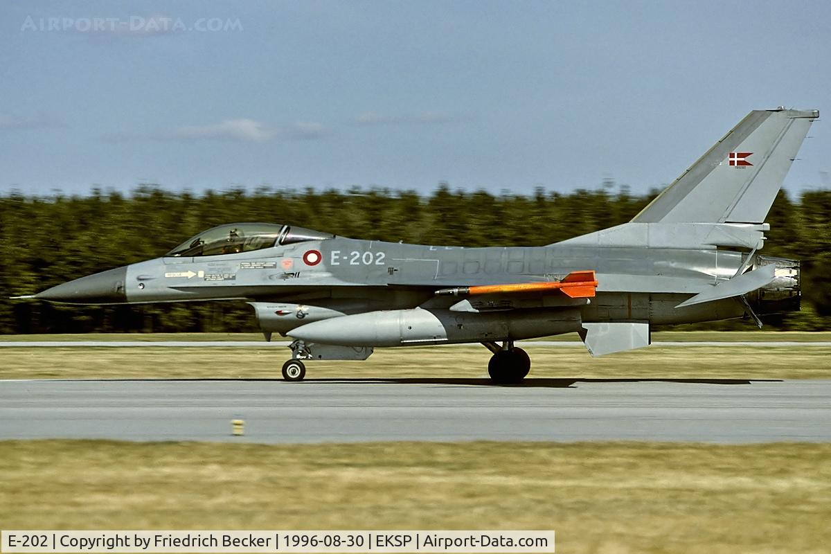 E-202, SABCA F-16A Fighting Falcon C/N 6F-29, descelerating after touchdown