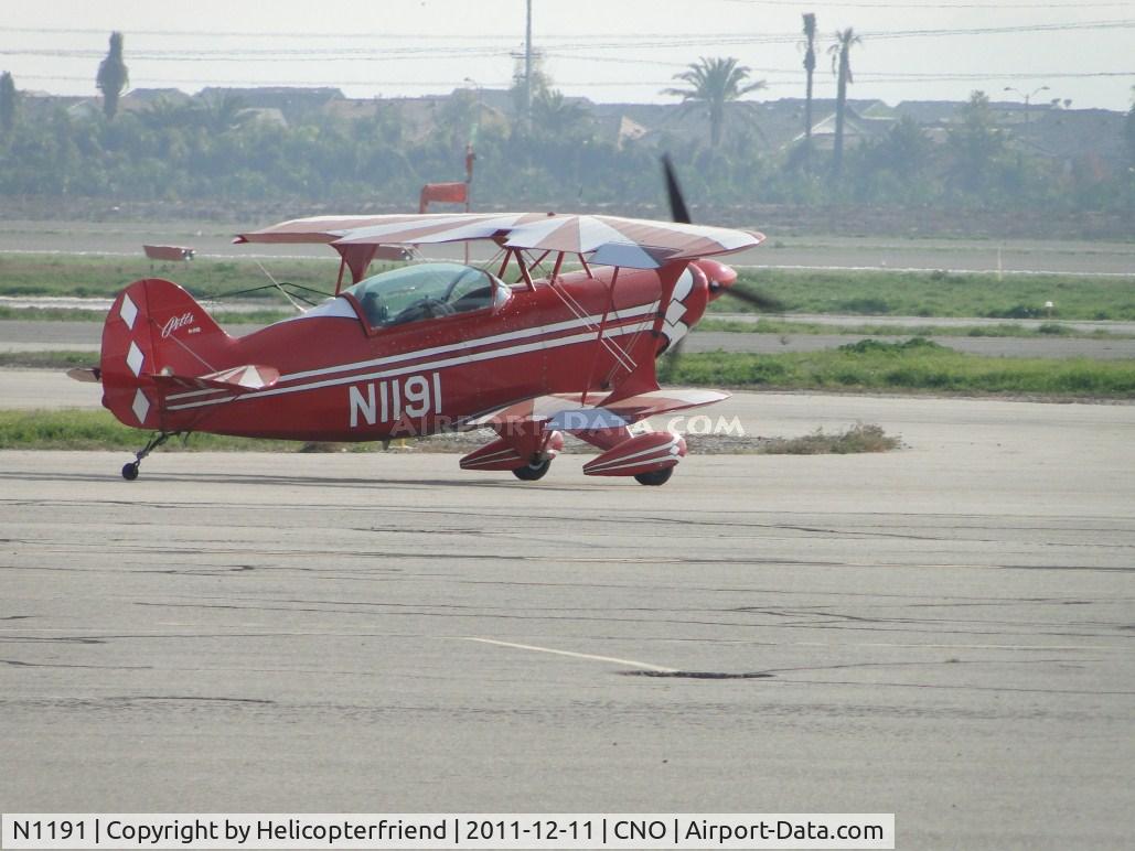 N1191, 1993 Aviat Pitts S-2B Special C/N 5284, Stopped and preflighting before entering taxiway Novemebr