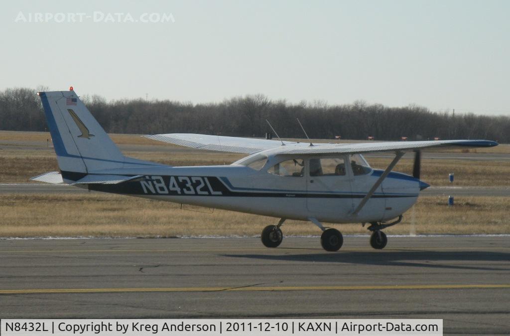 N8432L, 1968 Cessna 172I C/N 17256632, Cessna 172I Skyhawk taxiing to runway 22 for departure.