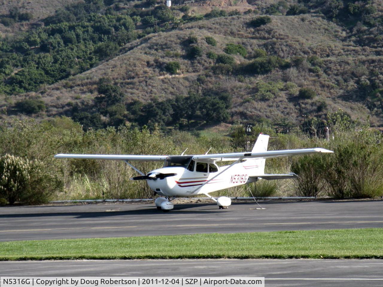 N5316G, Cessna 172S C/N 172S9294, 2005 Cessna 172S SKYHAWK SP, Lycoming IO-360-L2A 180 Hp, transient parking