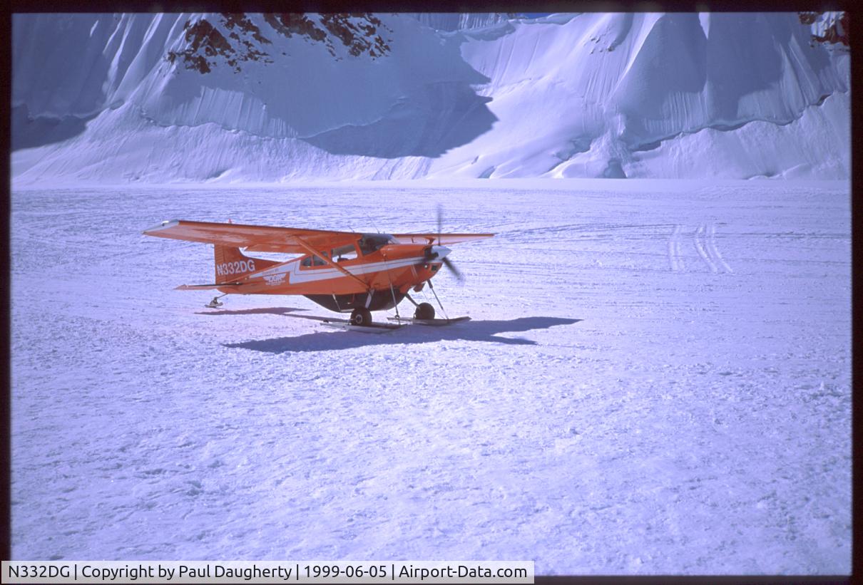 N332DG, 1976 Cessna A185F Skywagon 185 C/N 18503043, Doug Geeting taking off from the Southeast Fork of the Talkeetna Glacier after dropping off Paul Daugherty (Bluegrass Express) and Alex Villareal et. al.