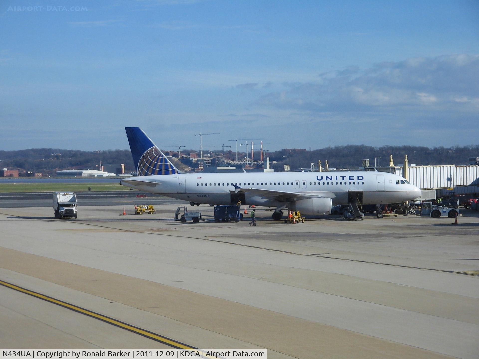 N434UA, 1996 Airbus A320-232 C/N 592, DCA, VA