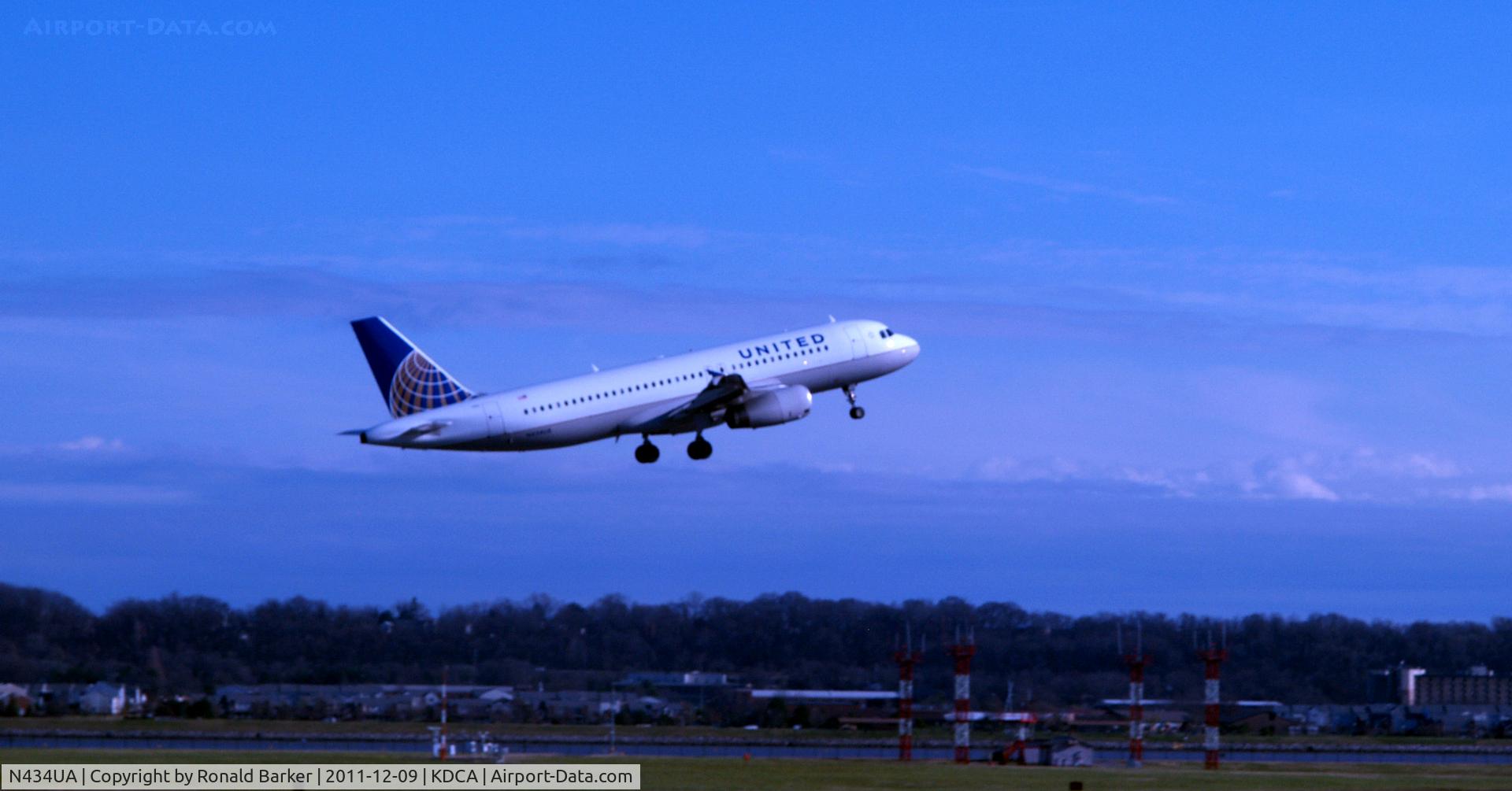 N434UA, 1996 Airbus A320-232 C/N 592, Departing DCA
