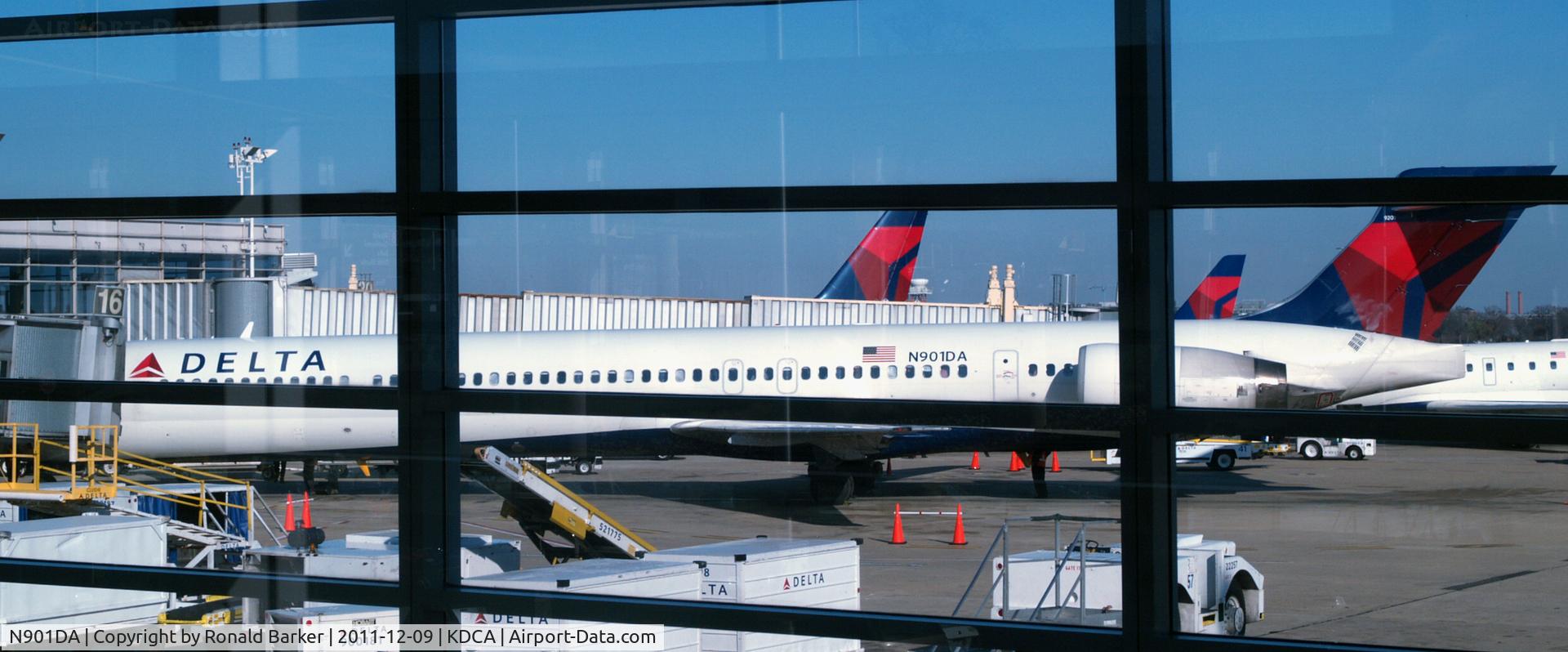 N901DA, 1995 McDonnell Douglas MD-90-30 C/N 53381, DCA, VA