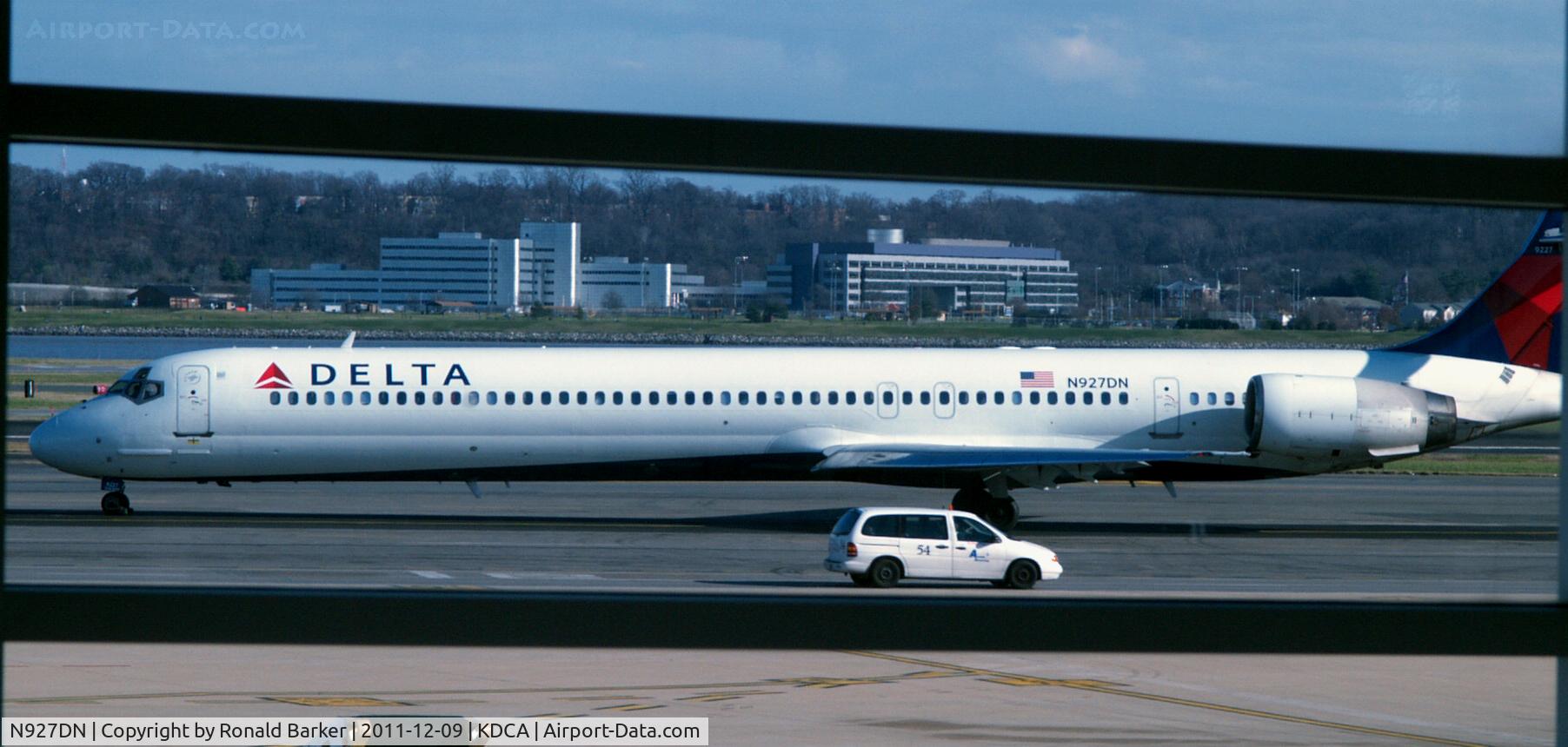 N927DN, 1999 McDonnell Douglas MD-90-30 C/N 53589, DCA, VA