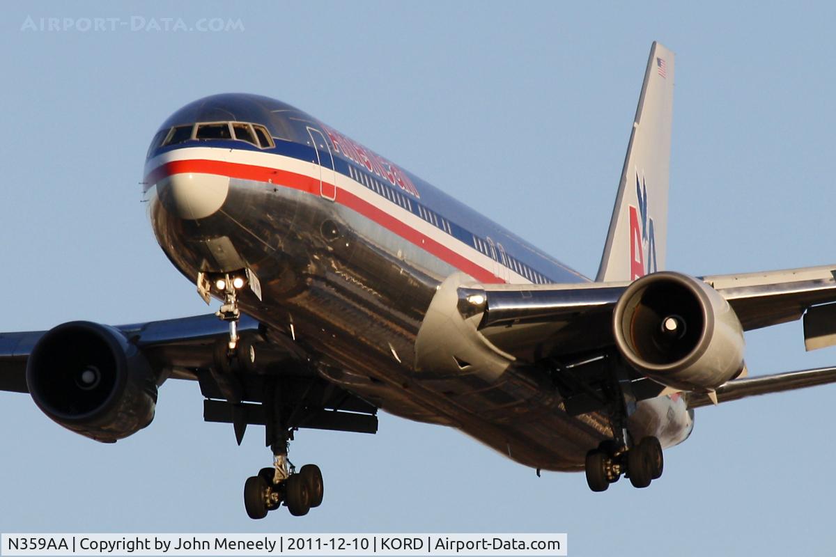 N359AA, 1988 Boeing 767-323 C/N 24040, Short final for 28