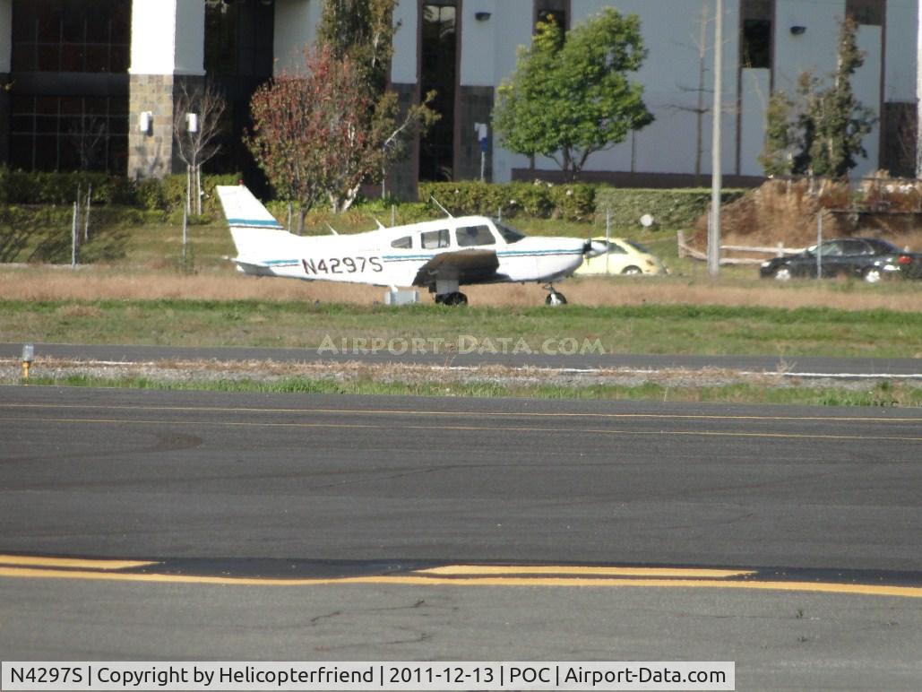 N4297S, 1983 Piper PA-28-181 C/N 28-8390045, Taxiing to runway 26R