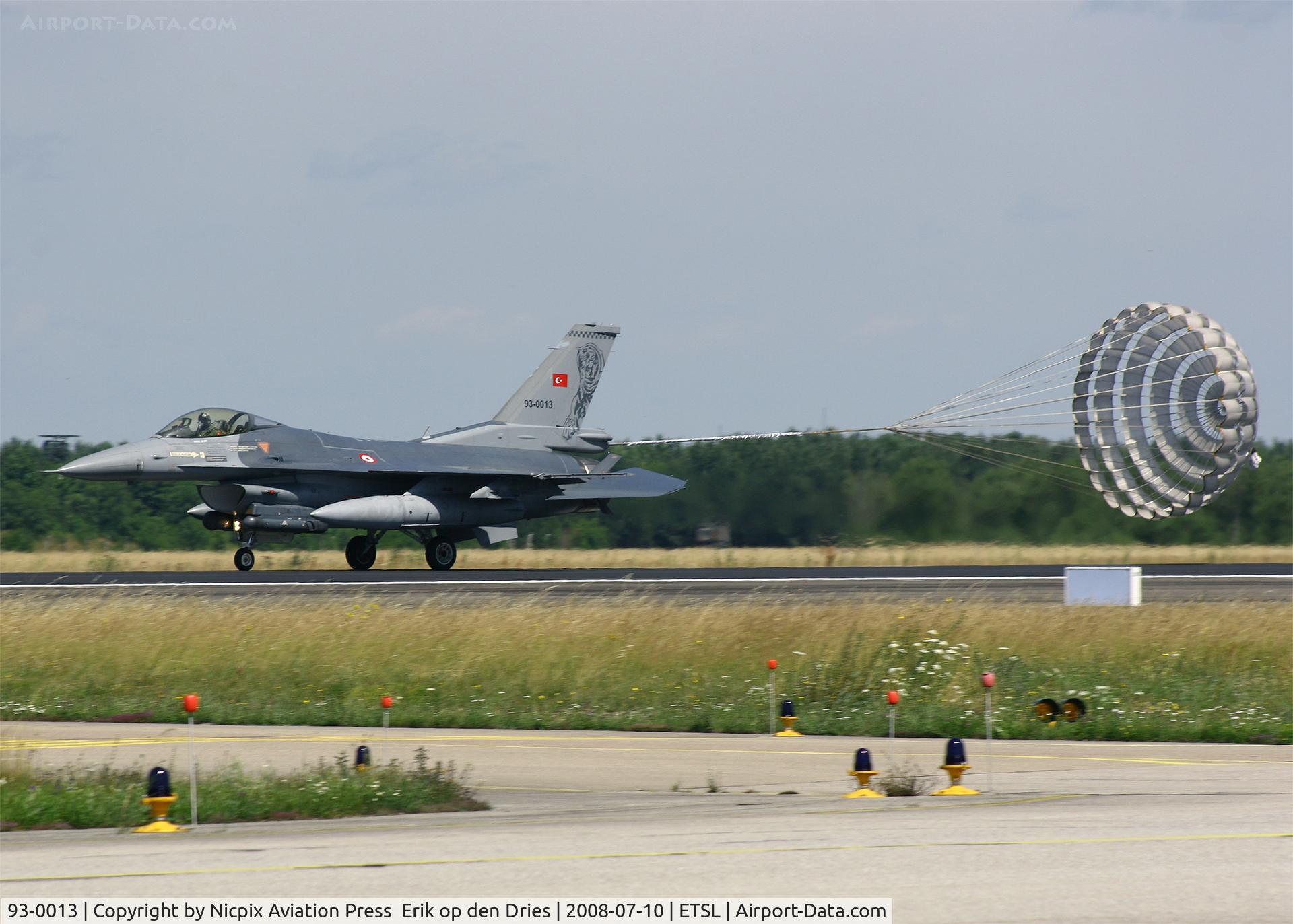 93-0013, Lockheed F-16C Fighting Falcon C/N 4R-135, Always nice to see is a dragchute landing! Turkish AF F-16C 93-0013 at Lechfeld AB, Germany.