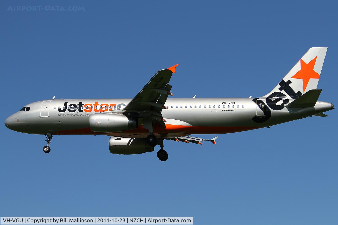VH-VGU, 2010 Airbus A320-214 C/N 4245, finals to 02
