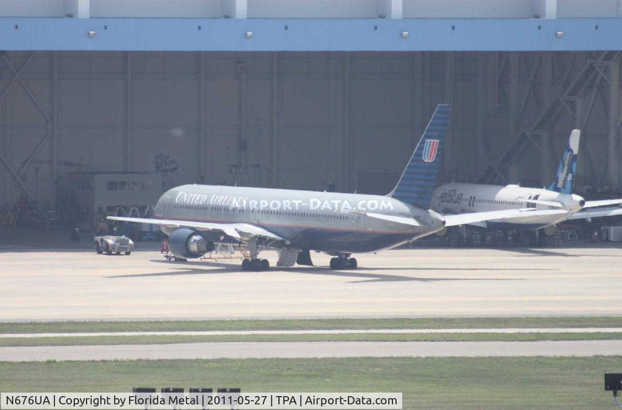 N676UA, 2001 Boeing 767-322 C/N 30028, United 767-300