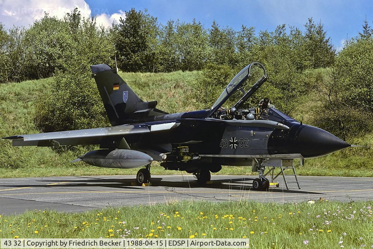 43 32, Panavia Tornado IDS C/N 087/GS013/4032, preparing for departure