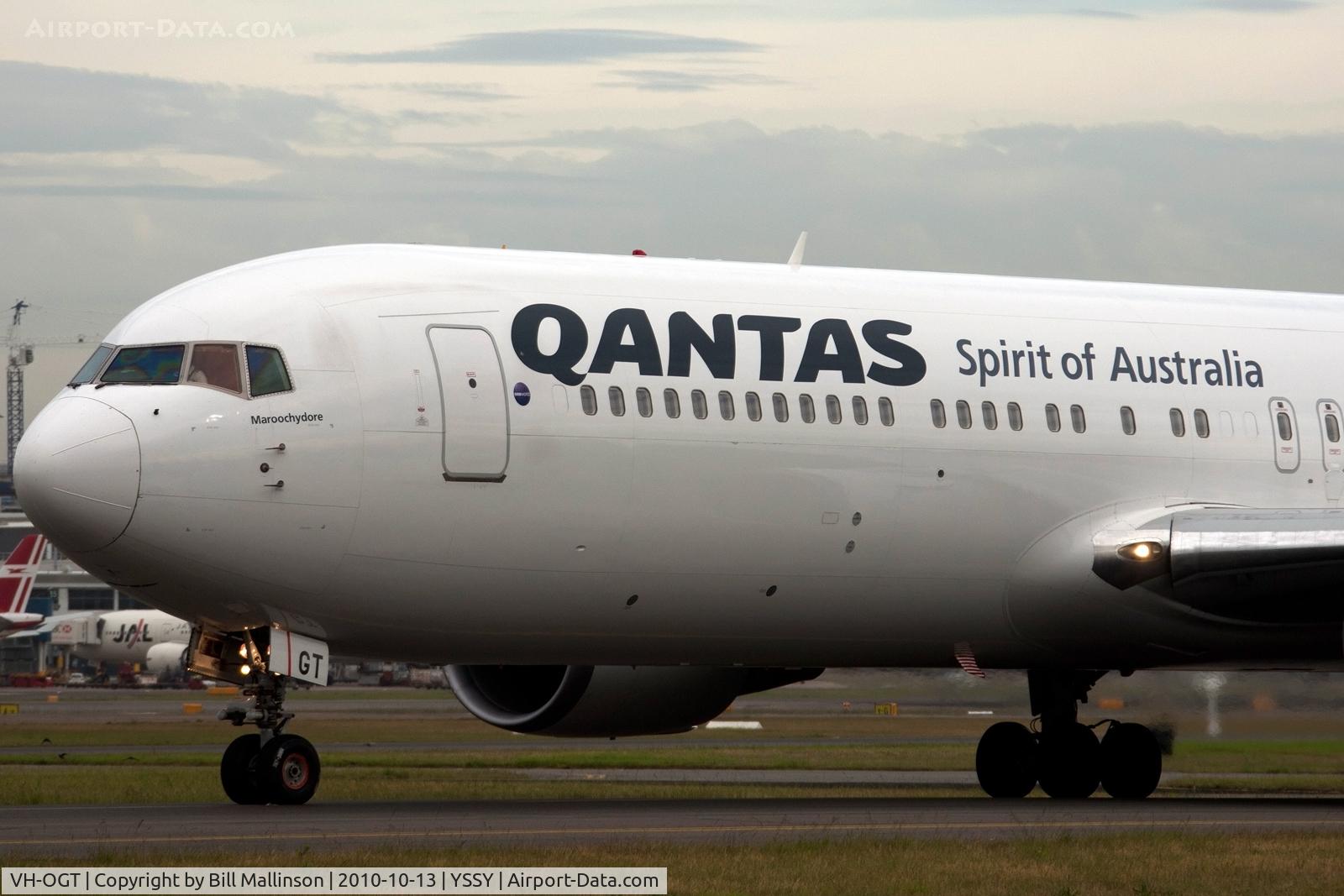VH-OGT, 1998 Boeing 767-338 C/N 29117, taxiing to 16R