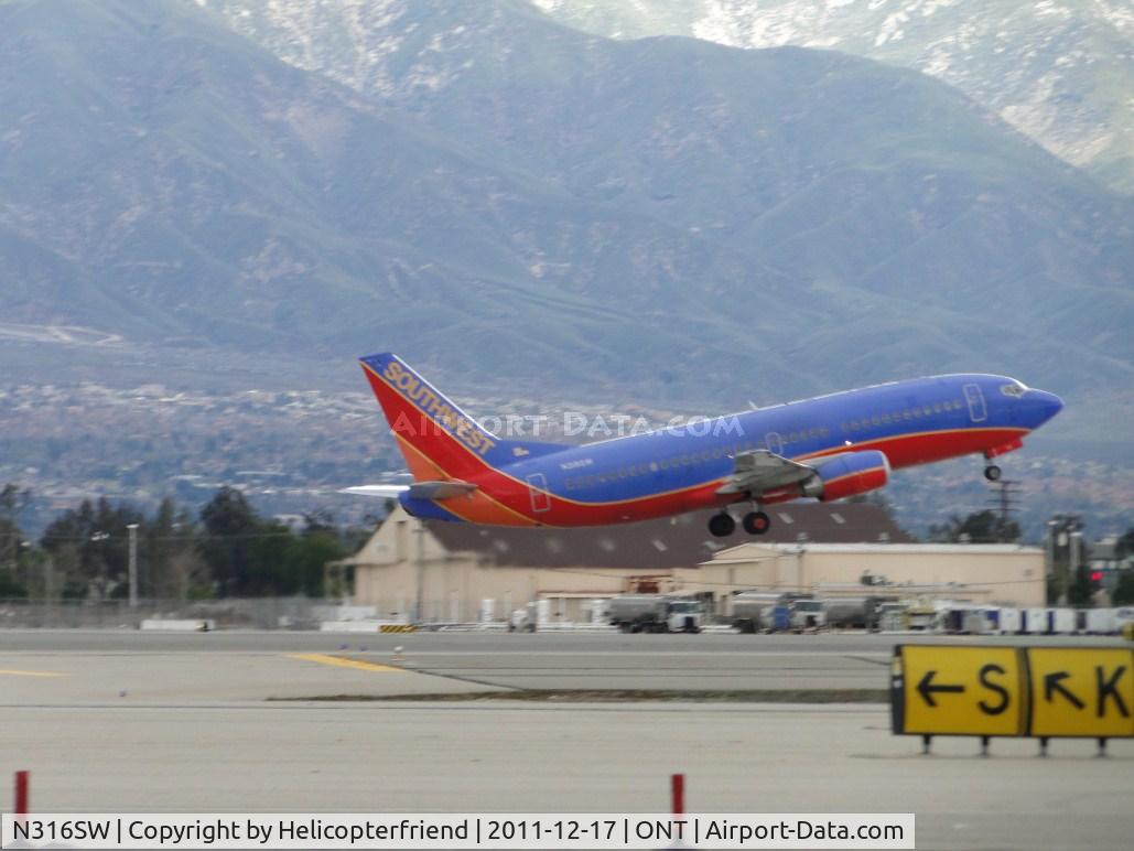 N316SW, 1986 Boeing 737-3H4 C/N 23338, Lifting off from runway 8L