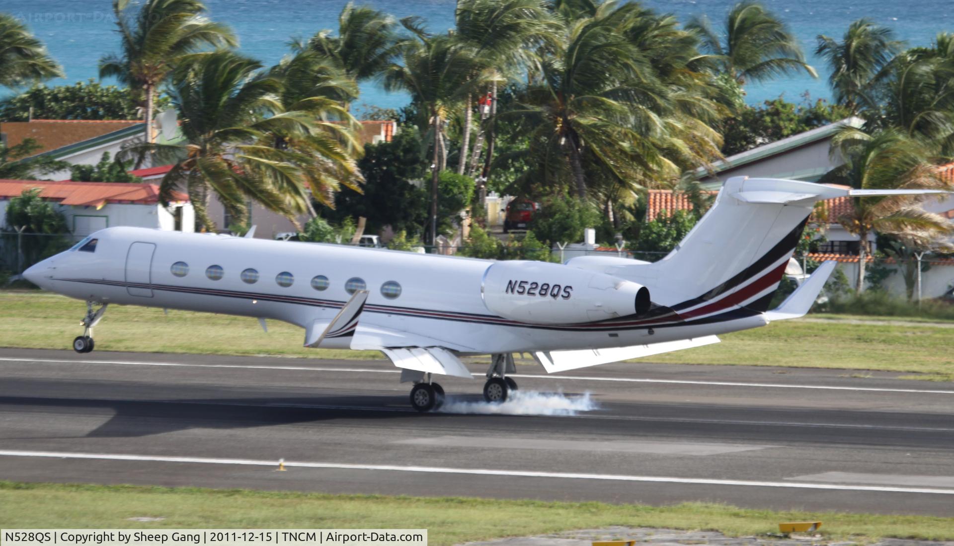 N528QS, 2004 Gulfstream Aerospace GV-SP (G550) C/N 5042, N28QS at TNCM