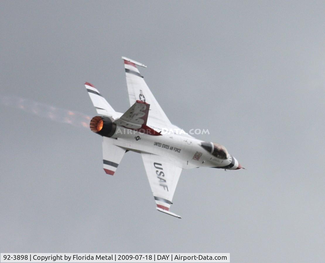 92-3898, General Dynamics F-16CJ Fighting Falcon C/N CC-140, Thunderbird high speed sneak pass