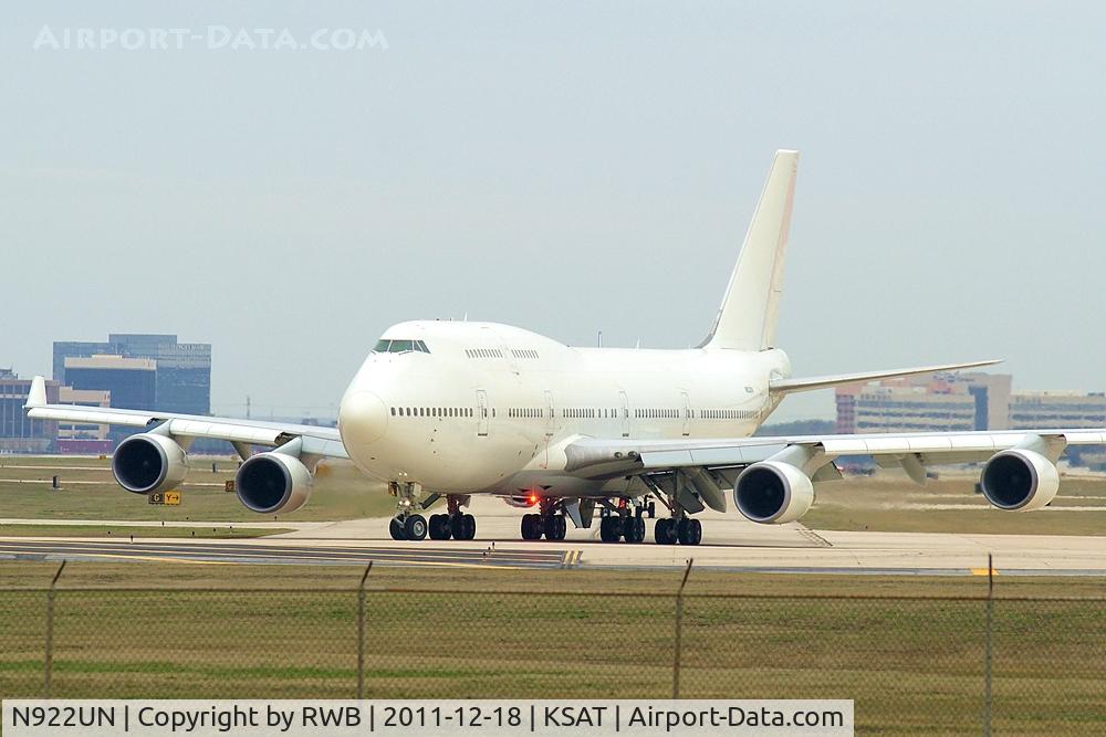 N922UN, 2001 Boeing 747-446 C/N 27646, Holding short 12R