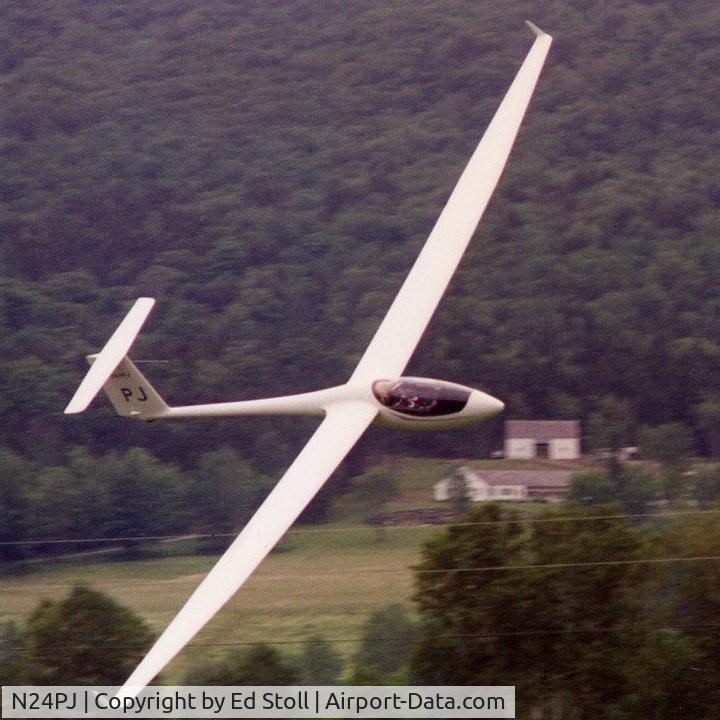 N24PJ, 1992 Schleicher ASW-24 C/N 24189, High-speed pass, ~150 mph, 1995 US National Soaring Championships, Sugarbush, VT. Pilot, Peter Jacobson.