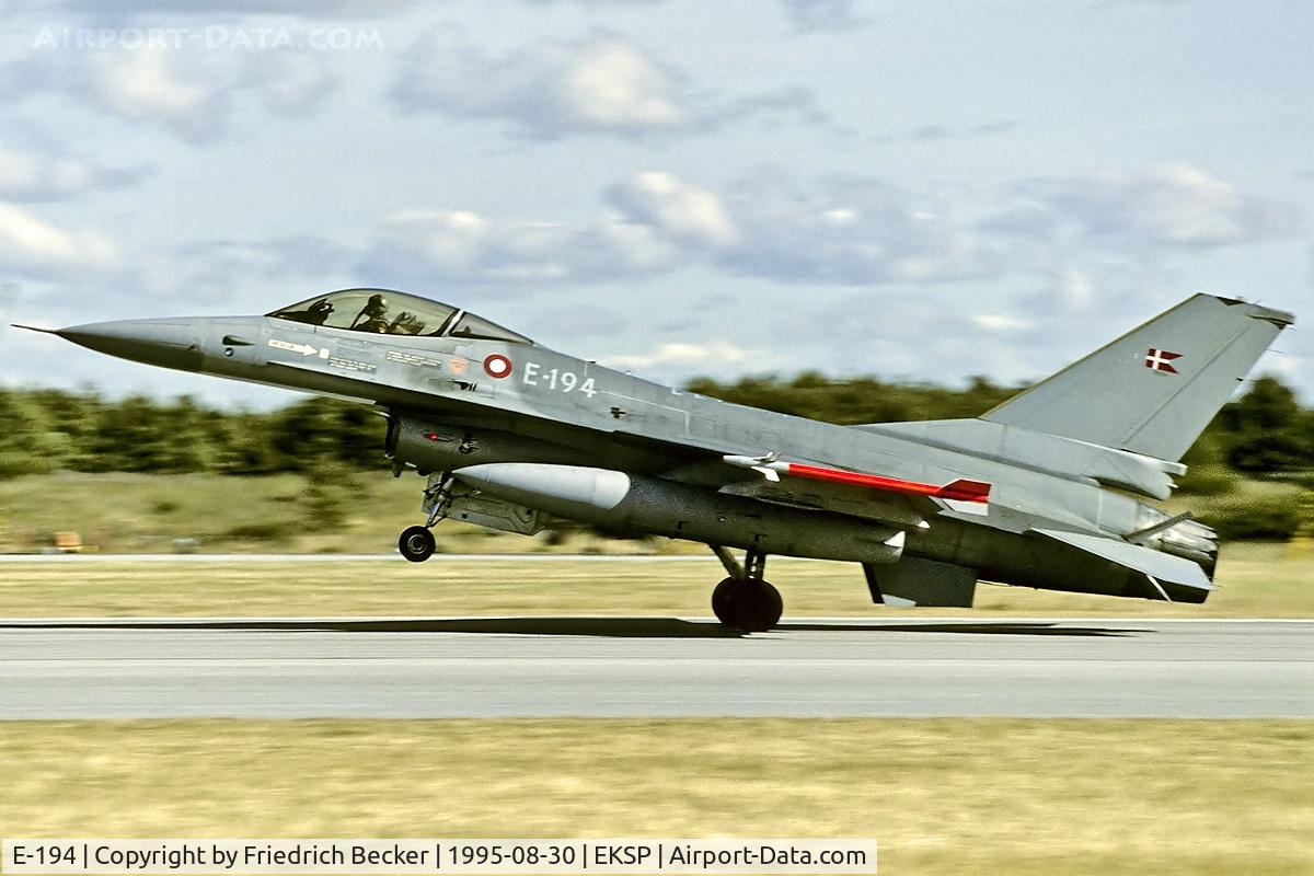 E-194, SABCA F-16A Fighting Falcon C/N 6F-21, touchdown