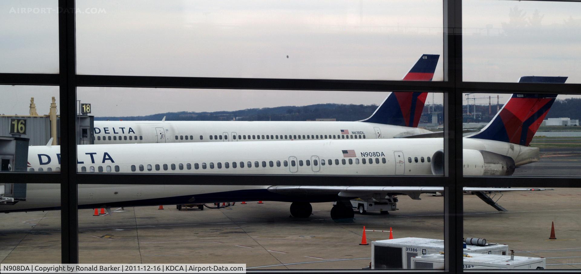 N908DA, 1995 McDonnell Douglas MD-90-30 C/N 53388, DCA, VA