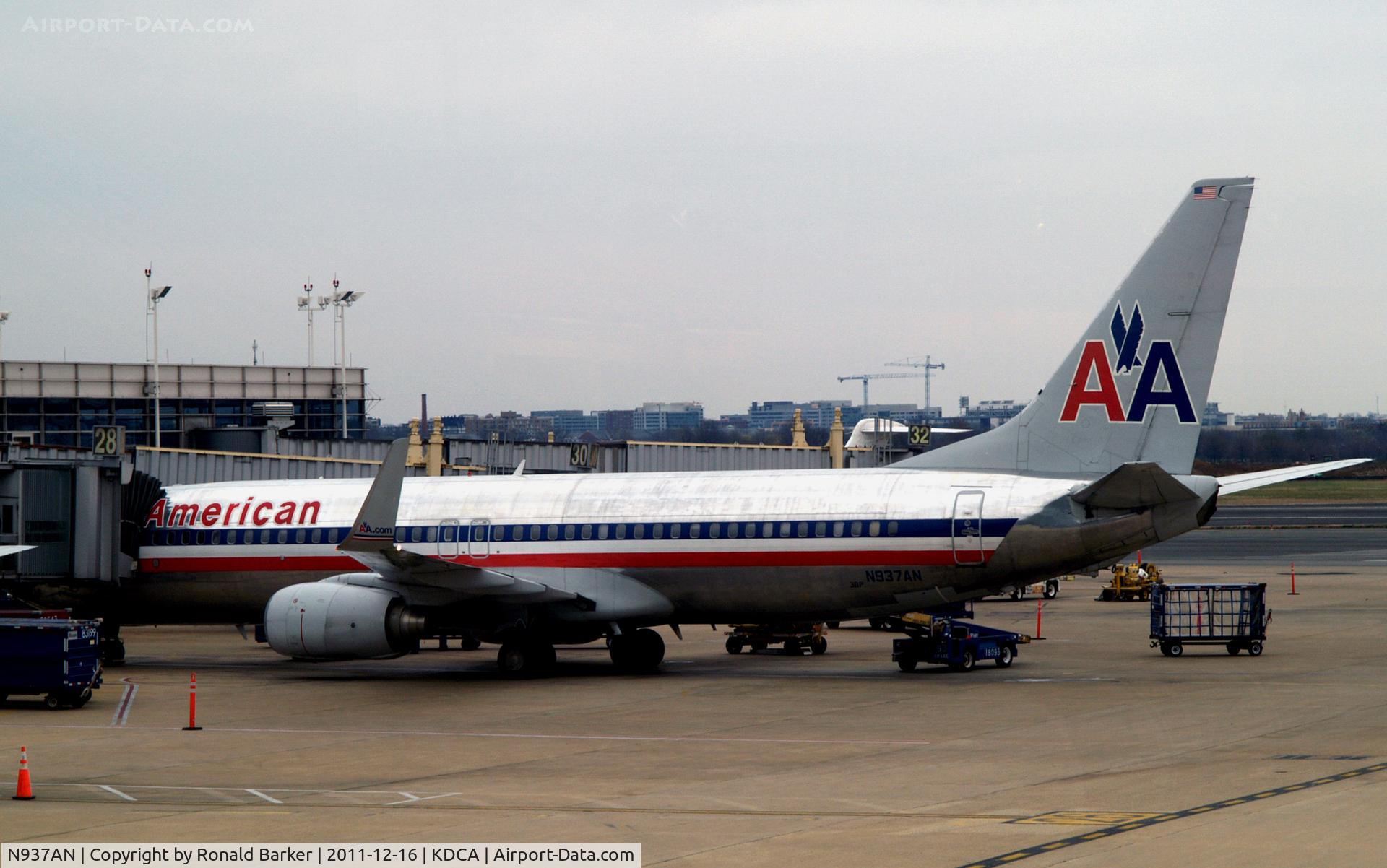 N937AN, 2000 Boeing 737-823 C/N 30082, DCA, VA