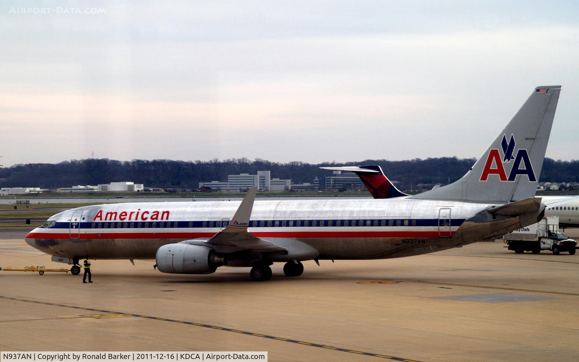 N937AN, 2000 Boeing 737-823 C/N 30082, Push back DCA
